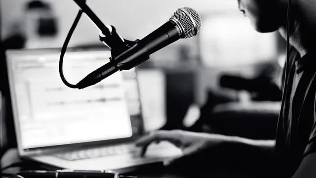 using-a-professional-microphone-with-a-laptop_header.jpg