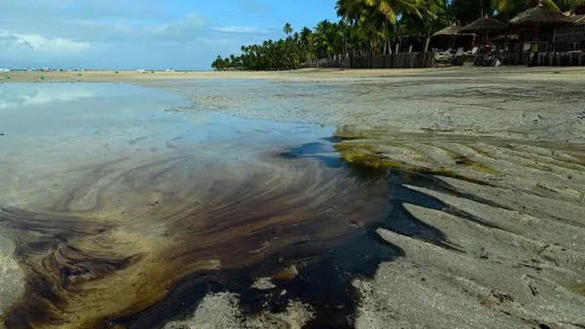Vazamento de petróleo cru na costa nordestina