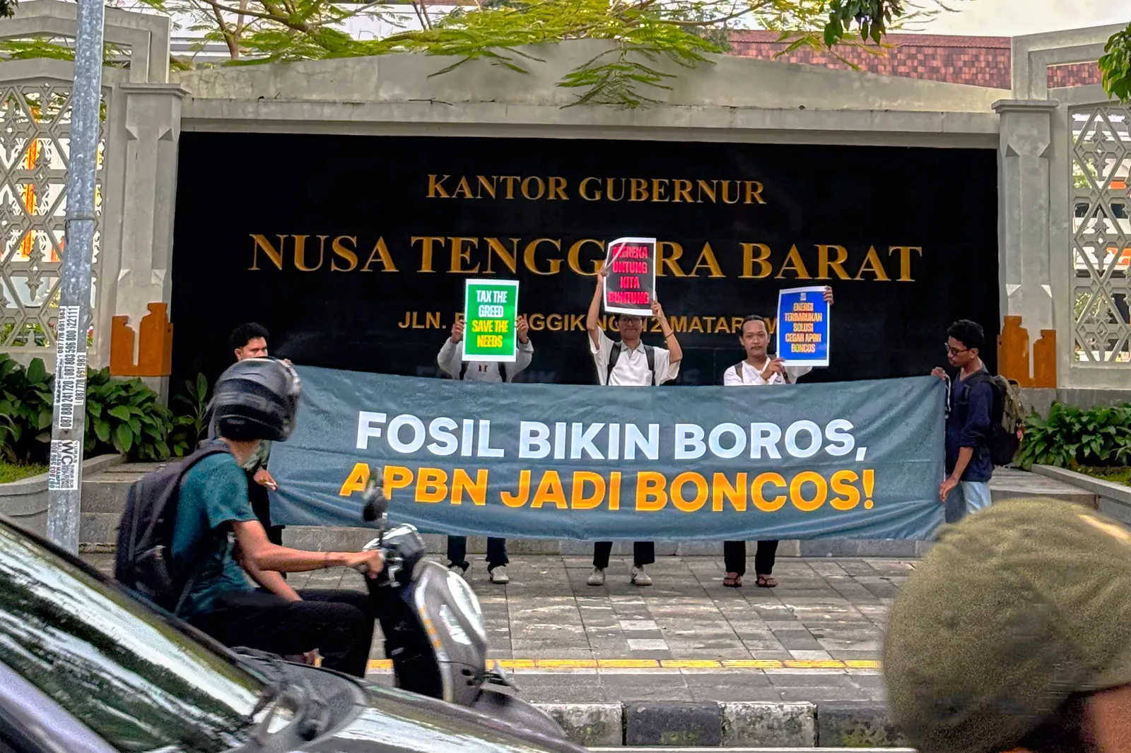 yang-merusak-yang-bayar-NTB.jpg