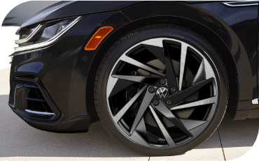 Picture of designer wheel rim and disc brakes the Volkswagen Arteon