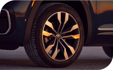 Picture of designer wheel rim and disc brakes the Volkswagen Atlas