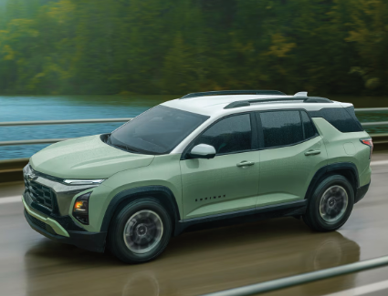 ¾ external view of a 2026 Chevrolet Equinox in Green