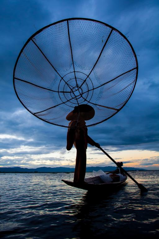 Fisherman one leg rowing boat, Inle Lake