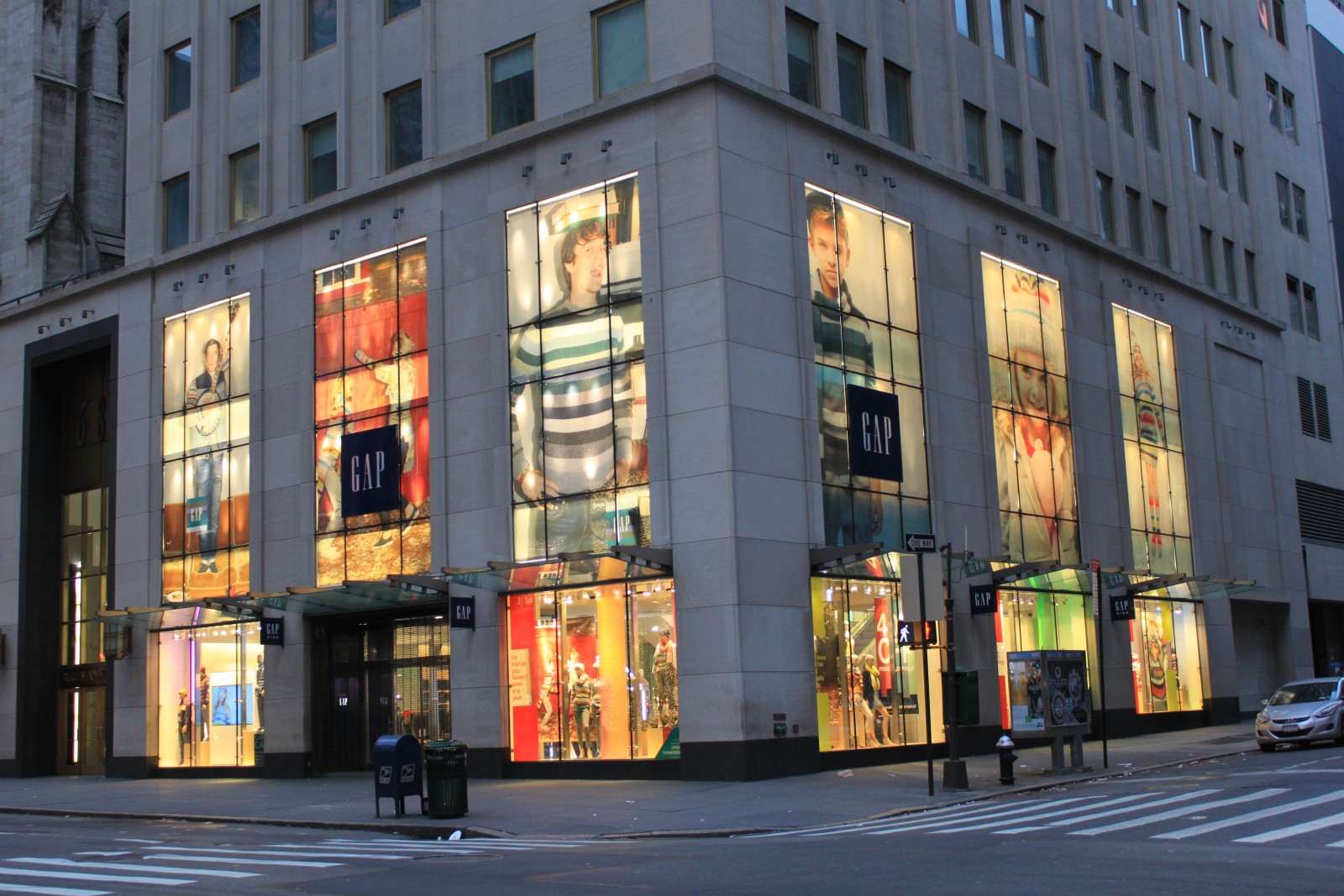 GAP 680 5th Avenue New York, NY 10019 on 4URSPACE retail profile
