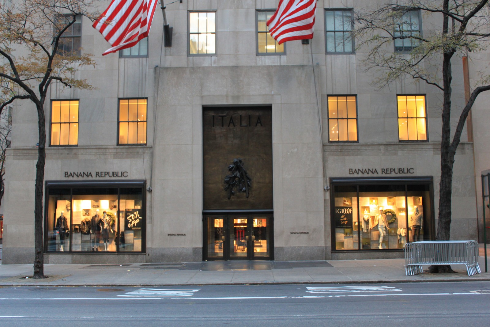 banana republic 5th ave hours