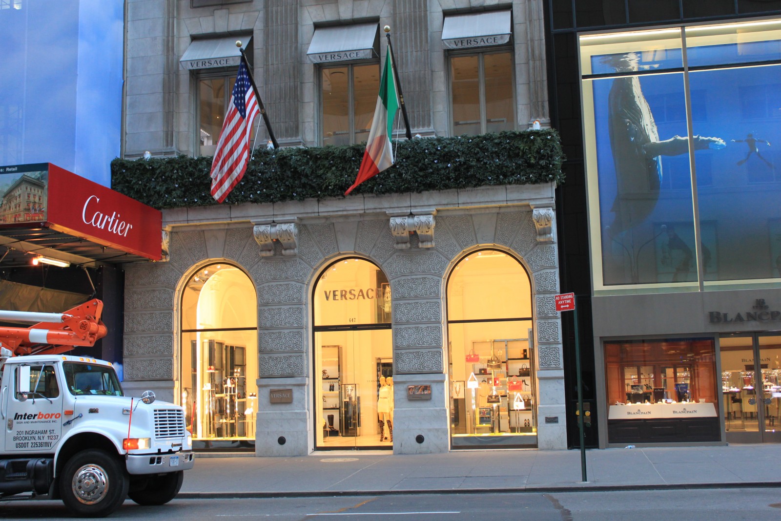 Versace 647 5th Avenue New York, NY 10022 on 4URSPACE retail profile