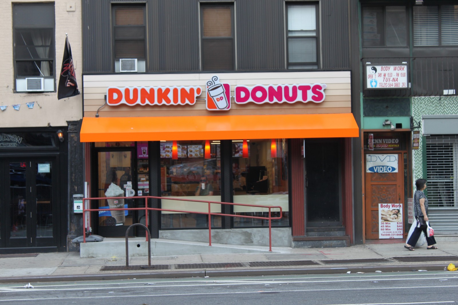 Dunkin Donuts 391 8th Ave New York, NY 10001 on 4URSPACE retail profile
