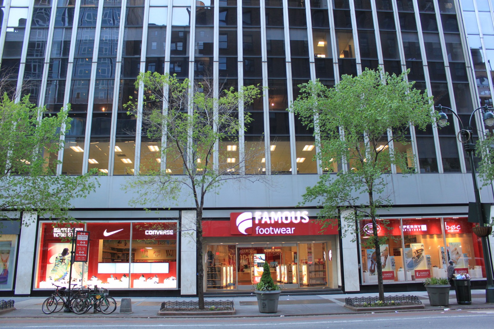 Famous Footwear 250 West 34th Street New York, NY 10119 on 4URSPACE