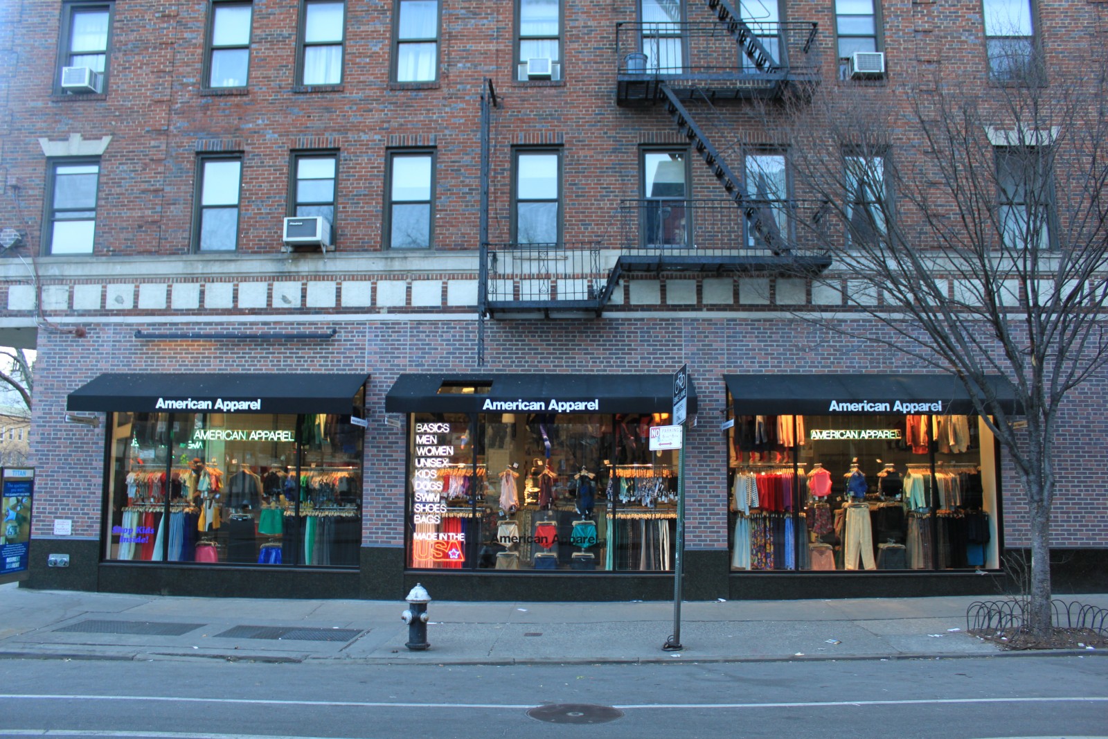 Retail location 205 Bleecker Street New York, NY 10014 on 4URSPACE