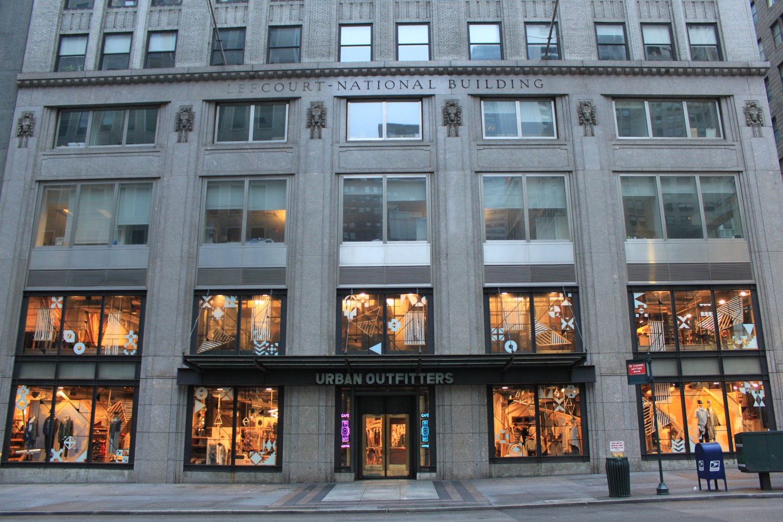 Urban Outfitters 521 5th Avenue New York, NY 10017 on 4URSPACE retail