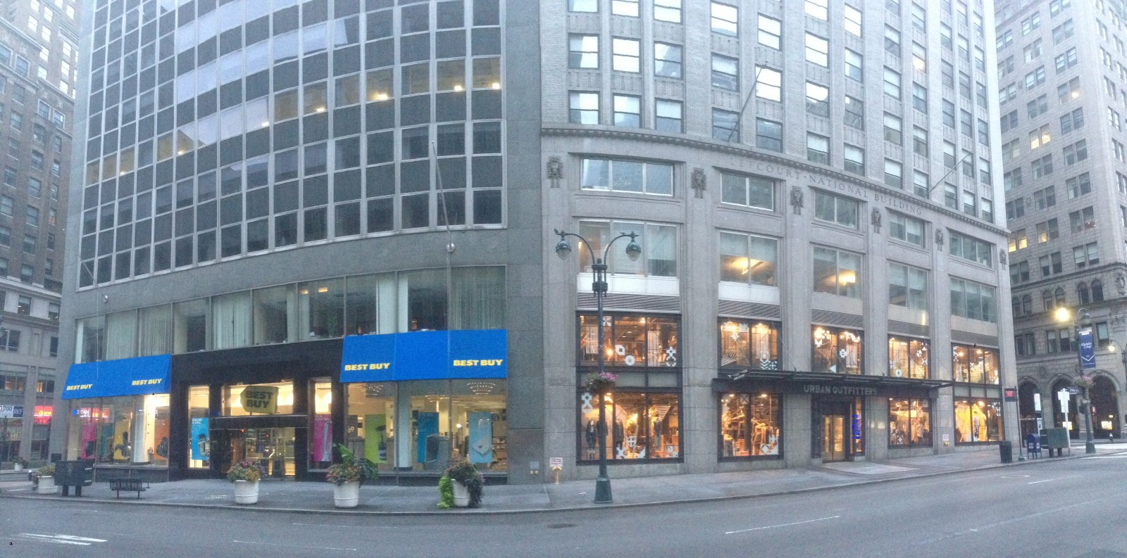 Urban Outfitters 521 5th Avenue New York, NY 10017 on 4URSPACE retail