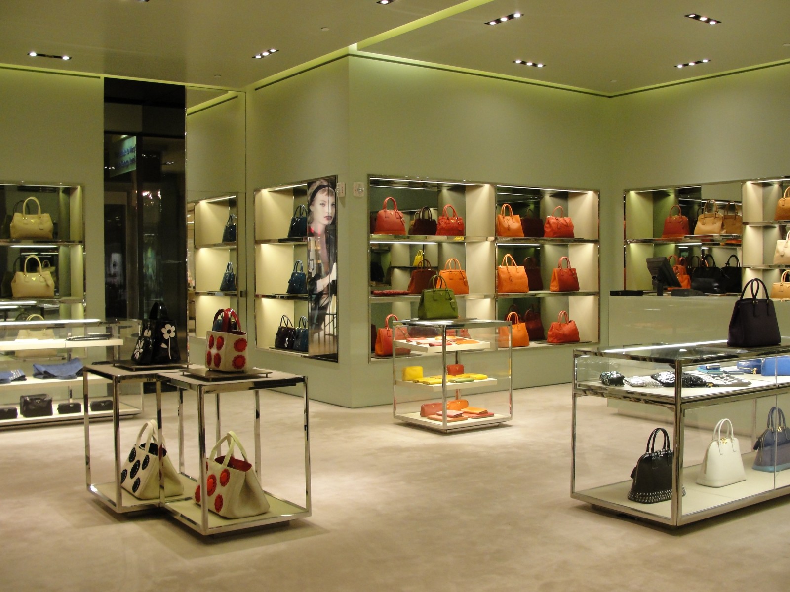 PRADA 5115 Westheimer Road Houston, TX 77056 on 4URSPACE retail profile