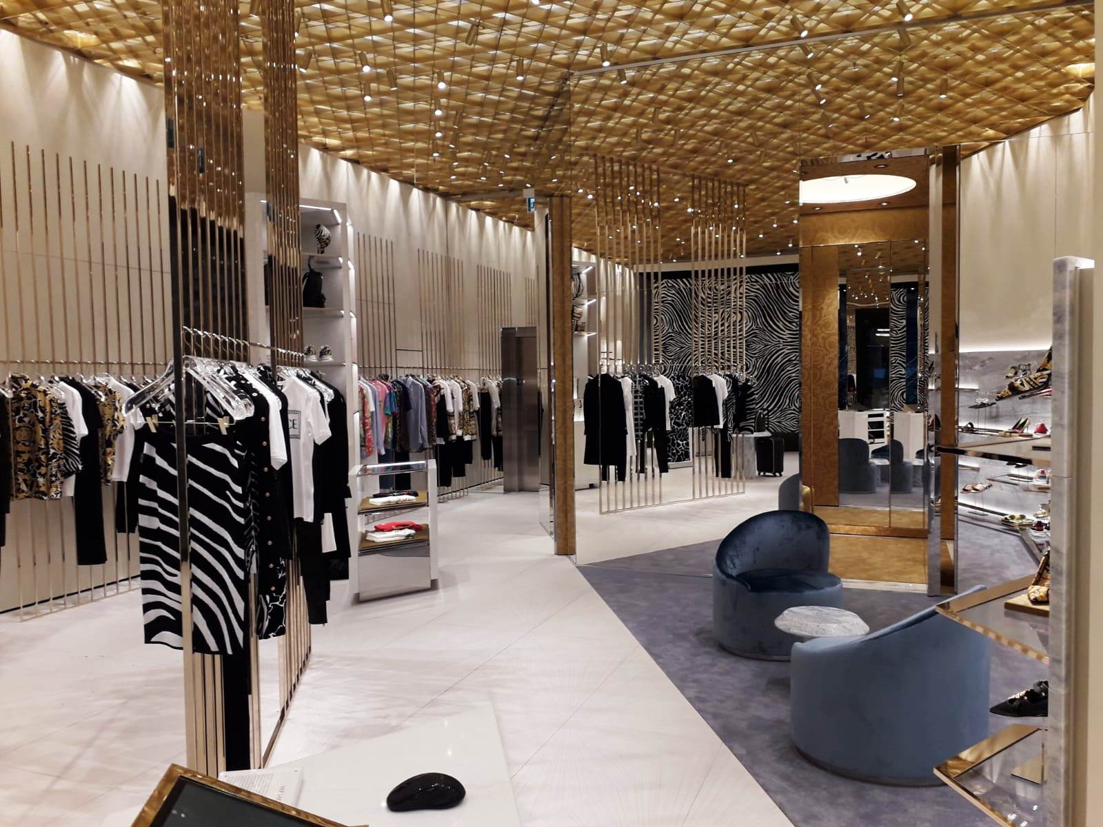 Versace 102 Yorkville Ave Toronto, M5R 1B9 on 4URSPACE retail profile