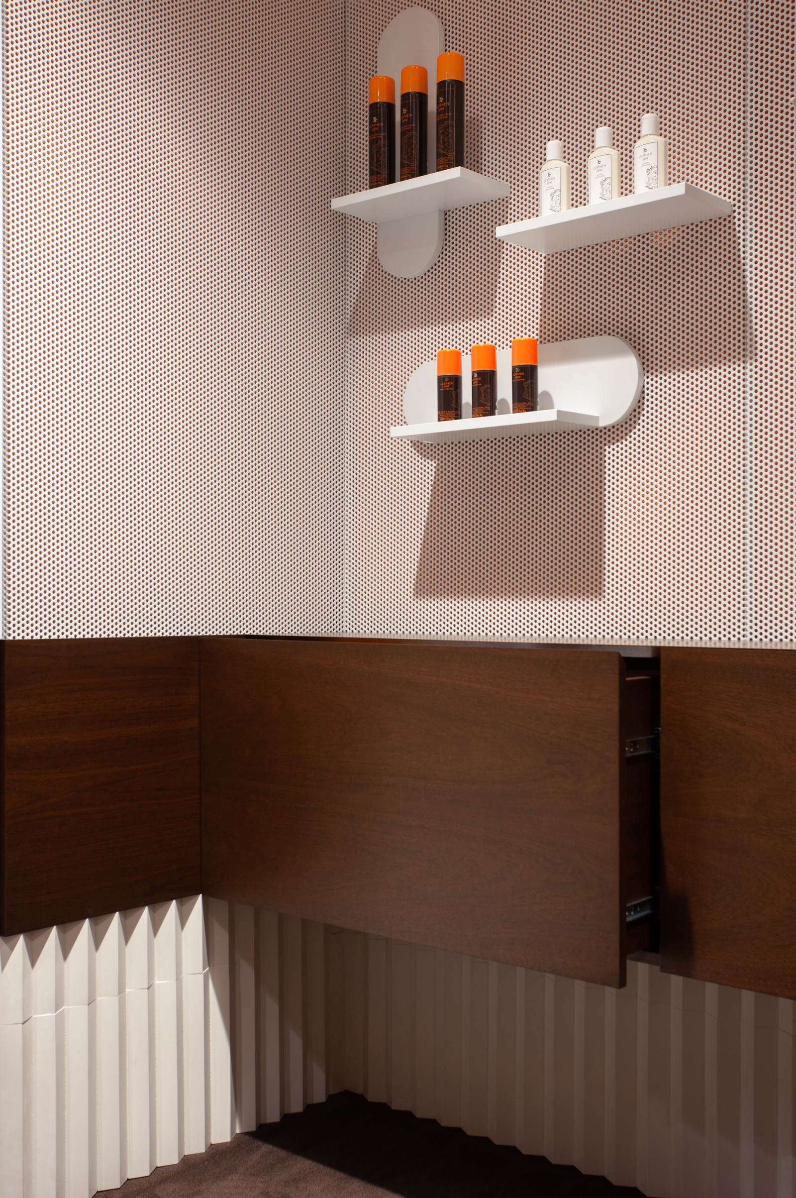 Leather Spa 611 5th Avenue New York, NY 10019 on 4URSPACE retail profile