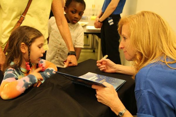 authorsigning Laura Overdeck signs book