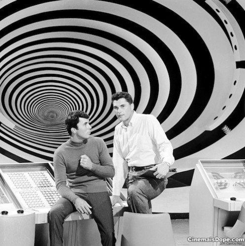 timetunnel 497x500 Holiday Reading