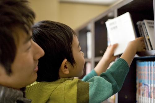 #DadsRead Campaign Celebrates Fathers Reading to Kids