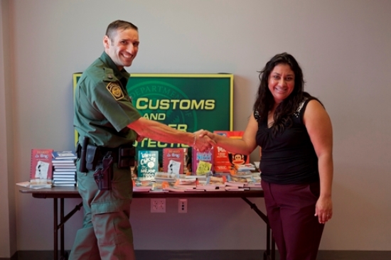 REFORMA president Silvia Cisneros (r.) with Border Patrol Officer Lopez. 