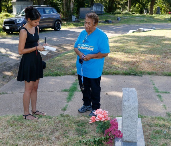 Student Paulina P., left, interviews Bessie Rodriguez, mother of 12-year-old Santos Rodriguez, killed 42 years ago. Photo: David Woo, courtesy of The Dallas Morning News)