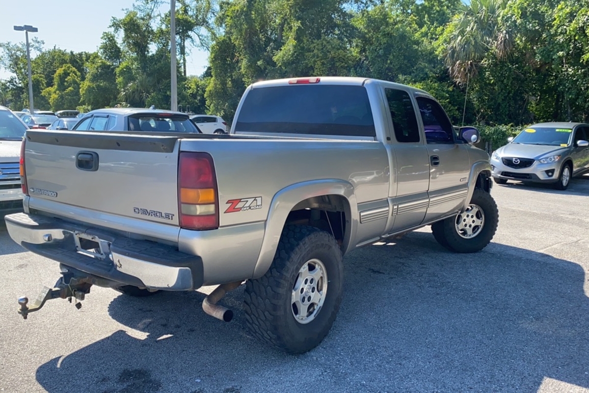 2000 Chevrolet Silverado 1500 LT Ext. Cab 3Door Short Bed 4WD Auto U