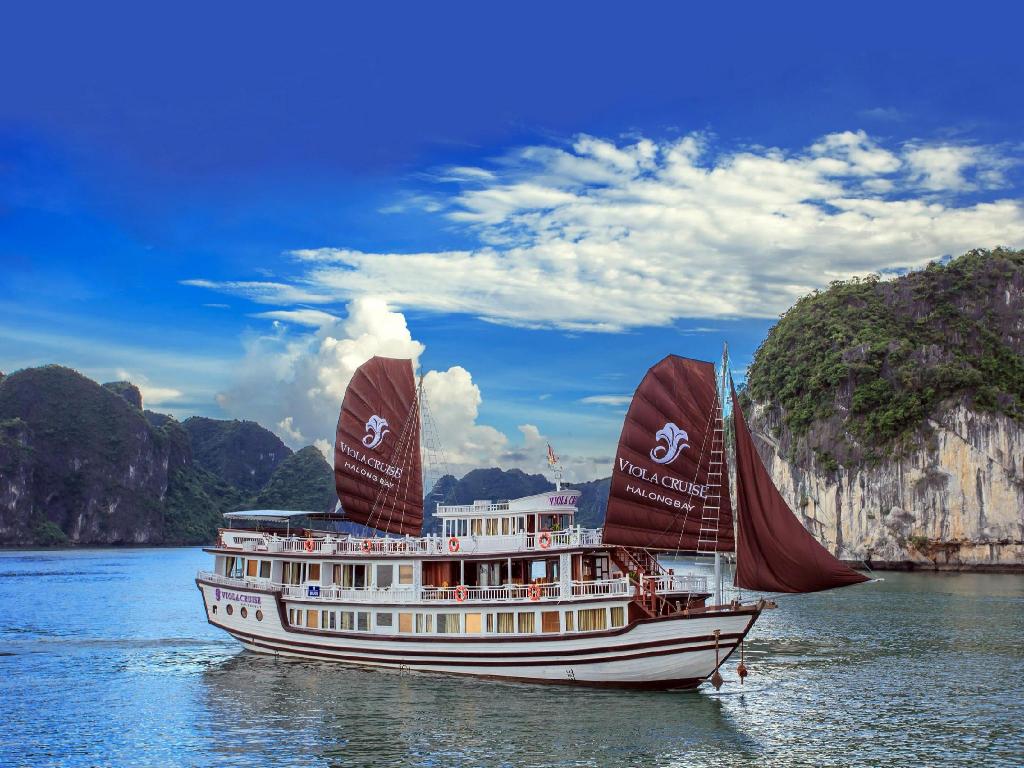 <p><b>Holiday Description</b><br> 13Nights/14days Vietnam-Combodia. The tour package will cover are Hanoi-2N, Halong Bay Cruise-1N.Visit Da nang 2Nights, Saigon 2 Nights, Siem Reap 2 Nights, Night journey 1 Night, Sihanouk Ville 1 Night, Penom penh 2 Nights  includes food. This visit including Sight