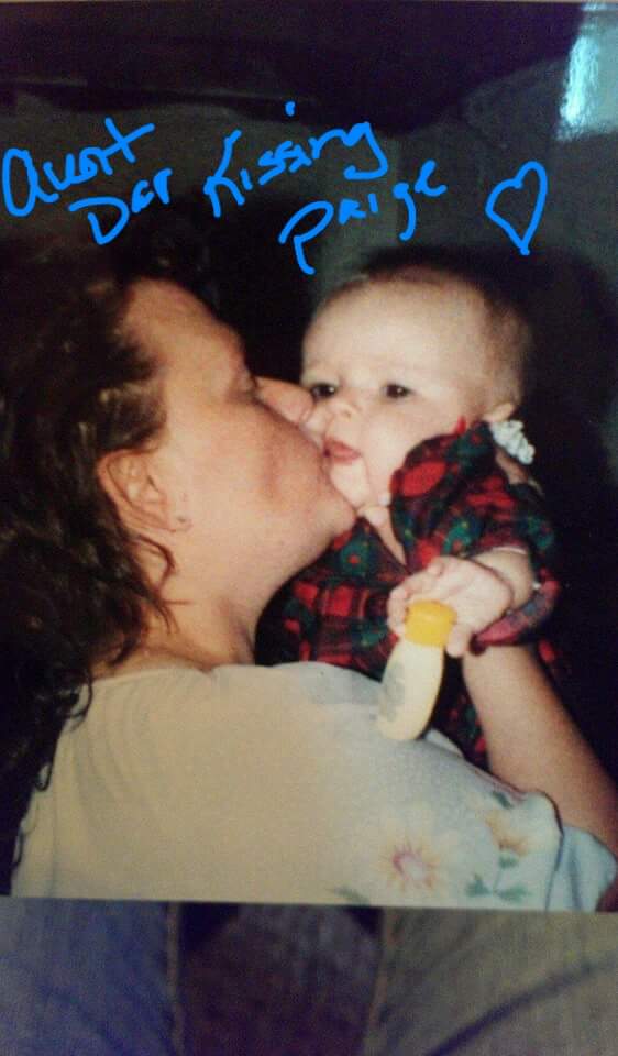 Aunt dar loving on Paige.