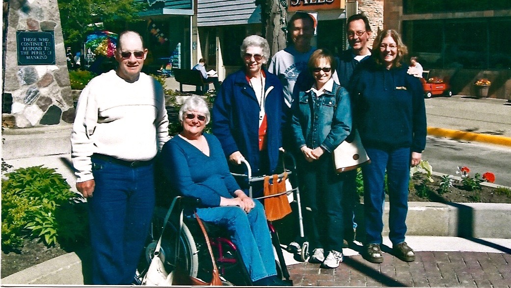 Chuck, Kathy, Mom, Scott, Cinde, Larry & Jan