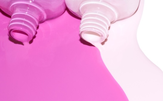 Unhas cor-de-rosa