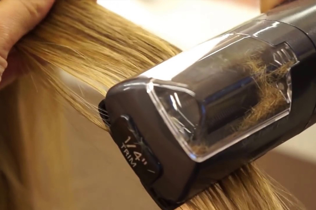 Detalhe de profissional fazendo um corte bordado com máquina