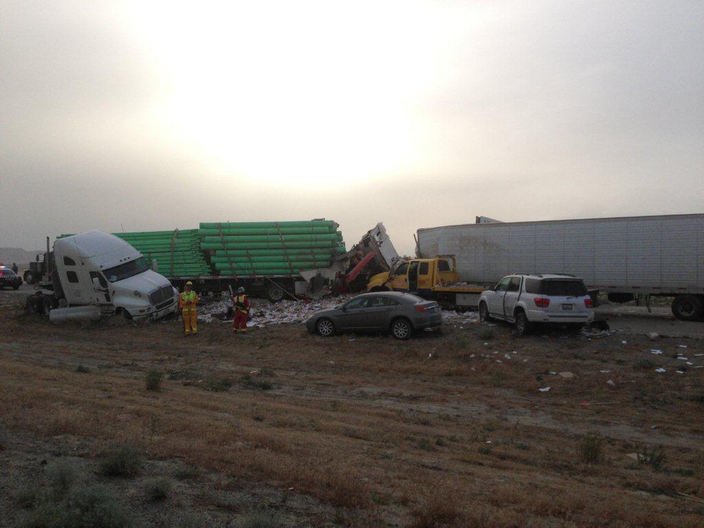 1 Dead, Dozens Injured After Multiple Vehicle Pileup on Nev. Interstate