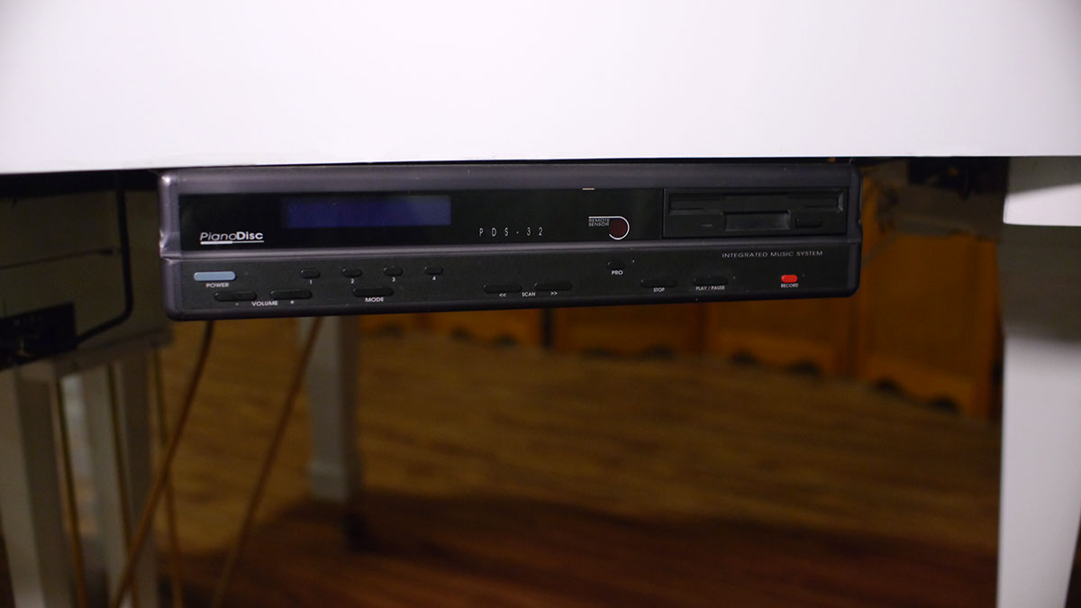 Weber White Baby Grand Disk Player G068199