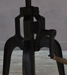 ADJUSTABLE HEIGHT IRON CRACK ROUND TABLE