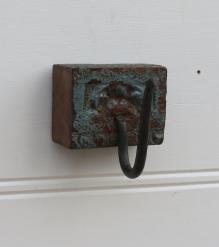 w/d carved hanger 