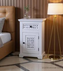 CARVED WOOD END TABLE / NIGHTSTAND
