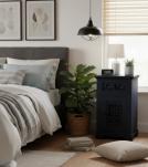 CARVED WOOD END TABLE / NIGHTSTAND