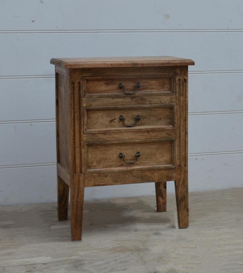 SOLID WOOD END TABLE / NIGHTSTAND 3 DRAWER