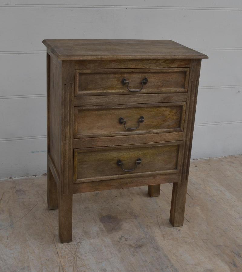 SOLID WOOD END TABLE / NIGHTSTAND 3 DRAWER