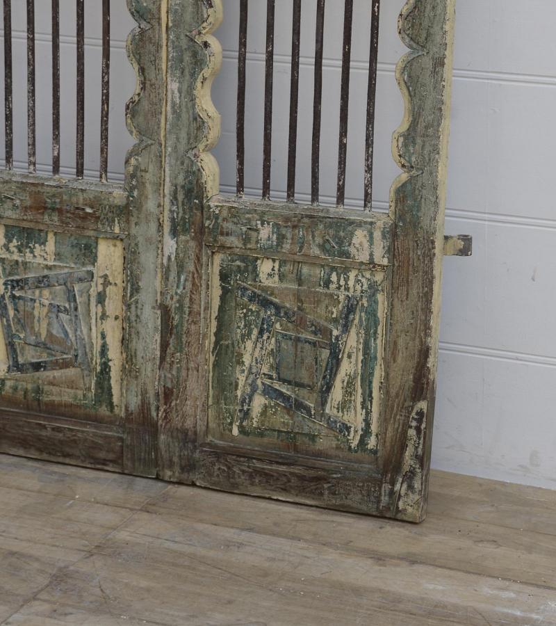 WOODEN DOOR