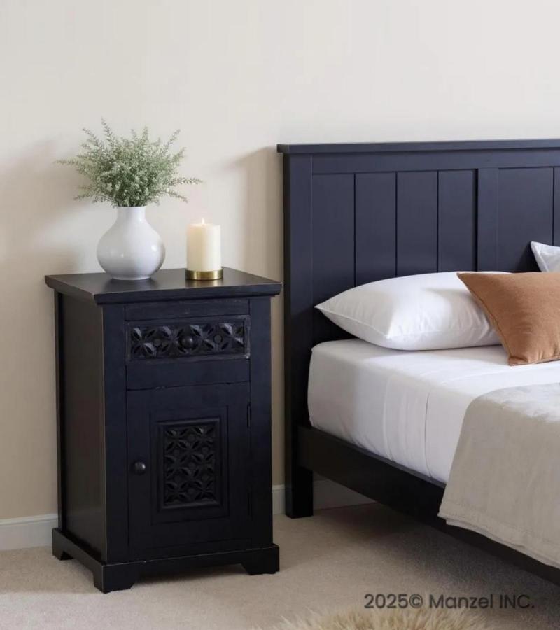 CARVED WOOD END TABLE / NIGHTSTAND