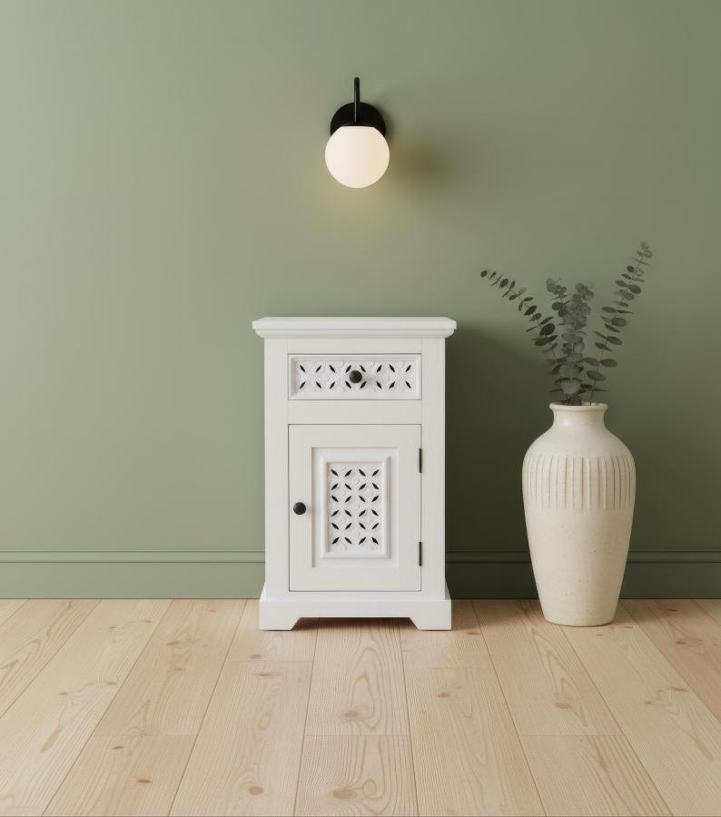 CARVED WOOD END TABLE / NIGHTSTAND