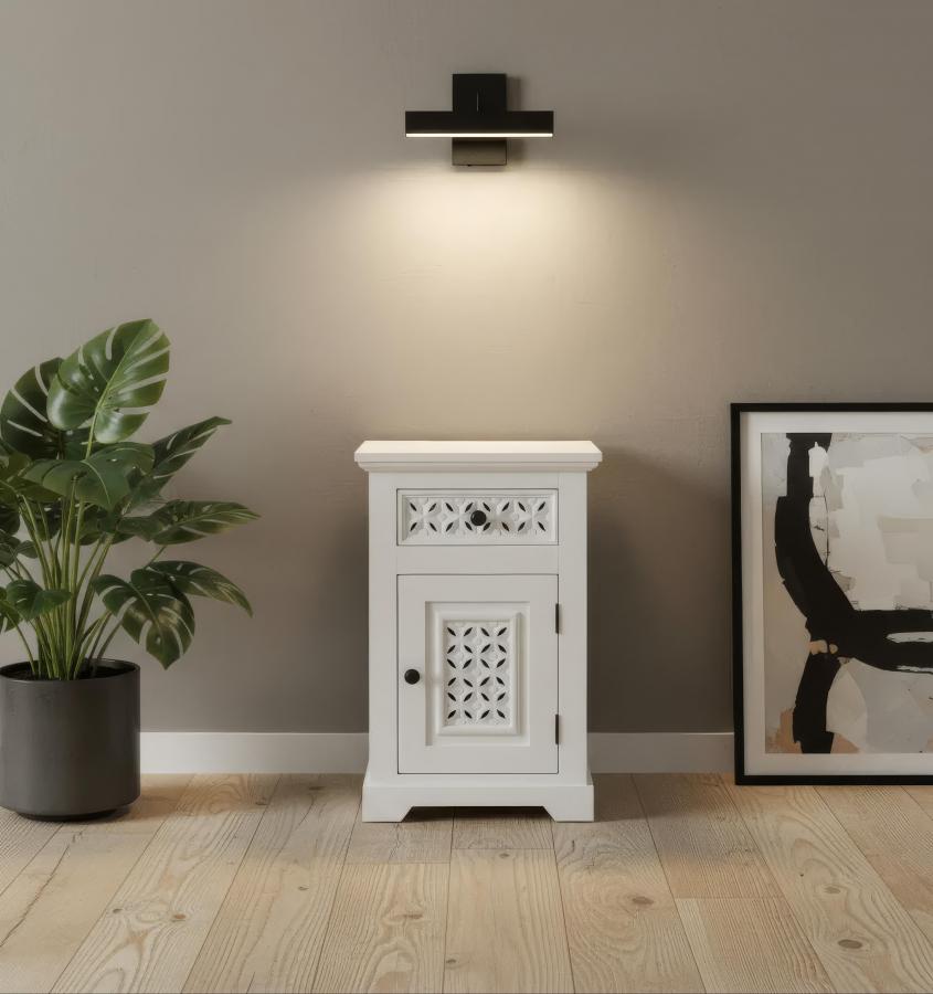 CARVED WOOD END TABLE / NIGHTSTAND