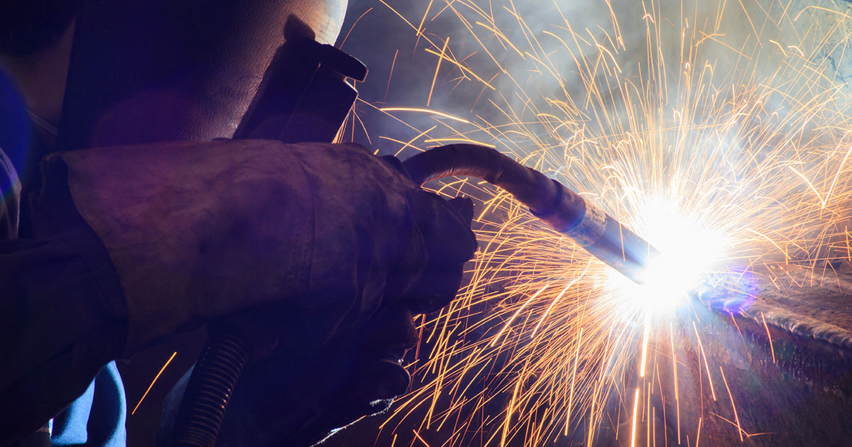 ночной сварщик. сварщики. сварка. сварочные работы металлоконструкций. сварщик на стройке.