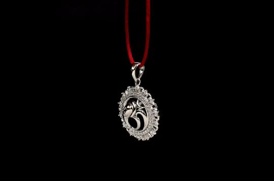 Om locket silver Clearance