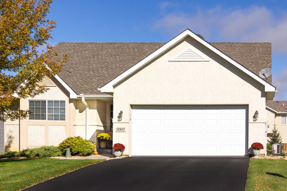 Lakeville House: 9397 Imbler Trail