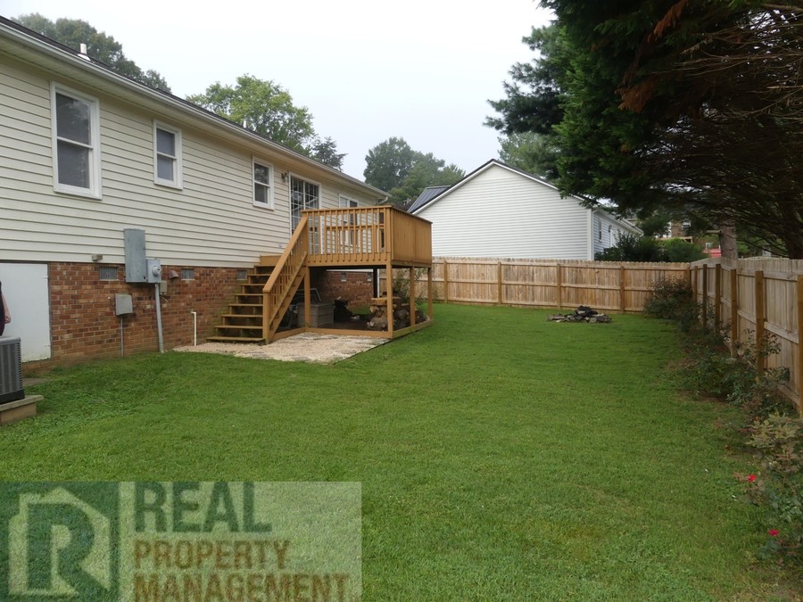 618 Farmwood Drive, Kernersville, NC 27284 Real Property Management