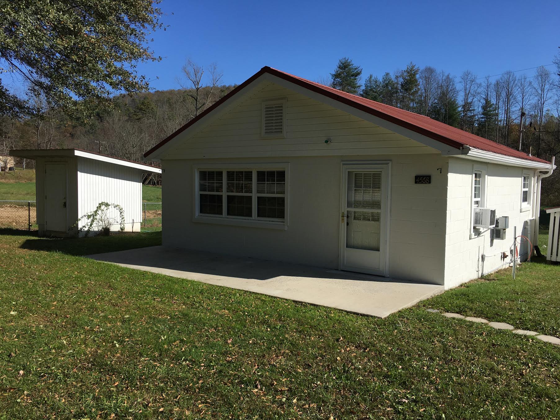 Hendersonville House: 4568 Old Clear Creek Road