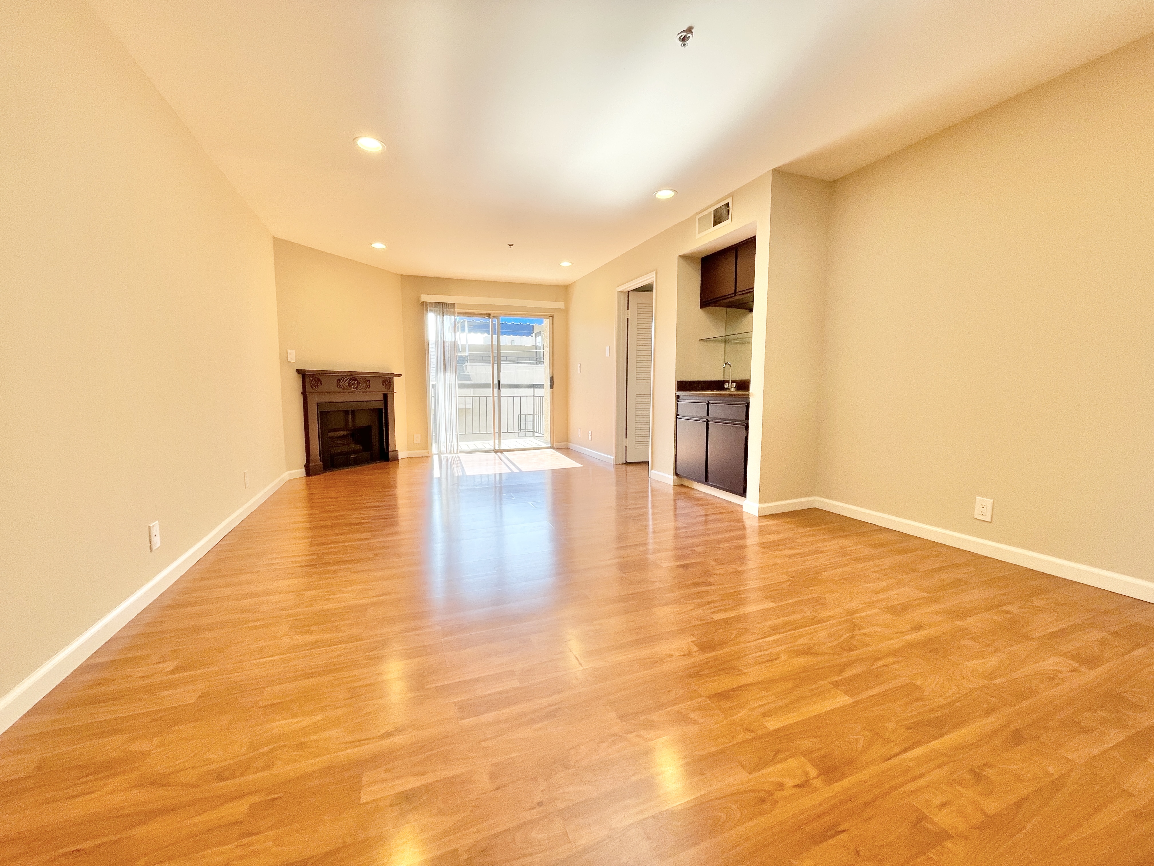 Los Angeles Apartment: 8720 Burton Way