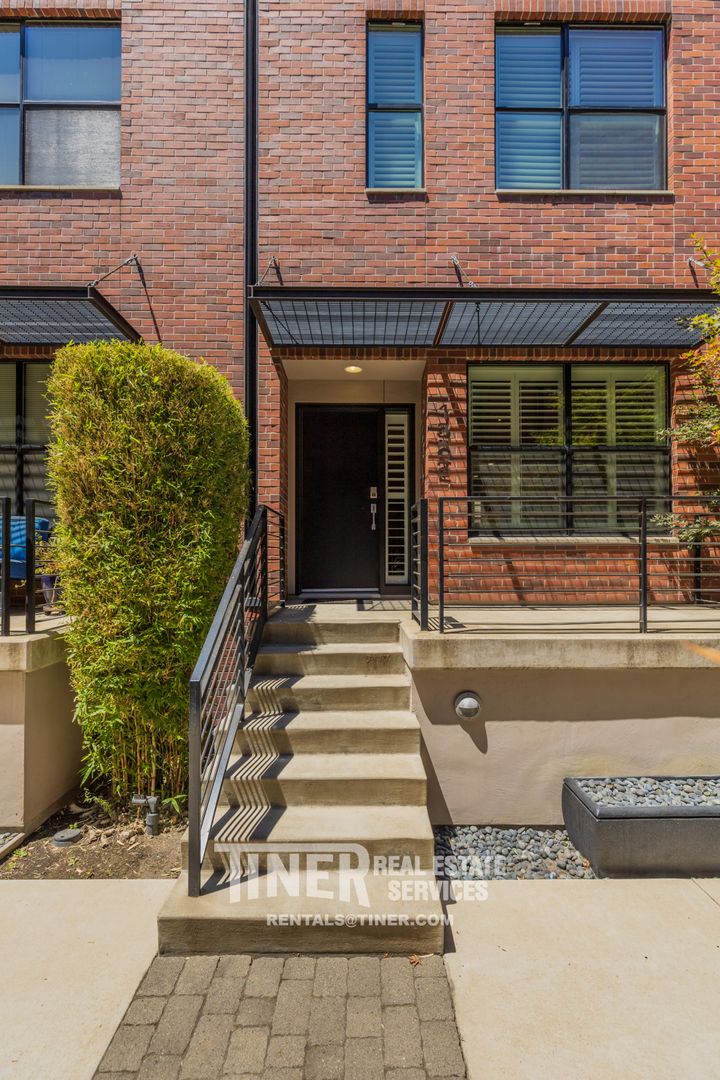 Sacramento House: 1322 E Sutter Walk