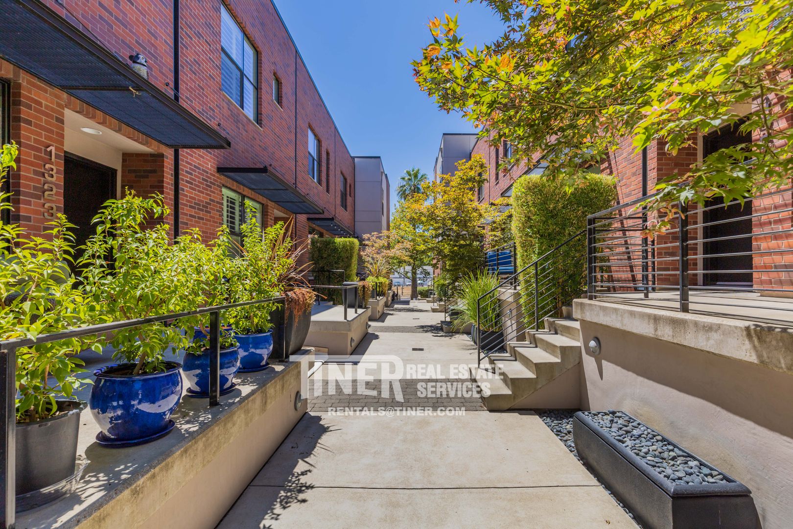 Sacramento House: 1322 E Sutter Walk