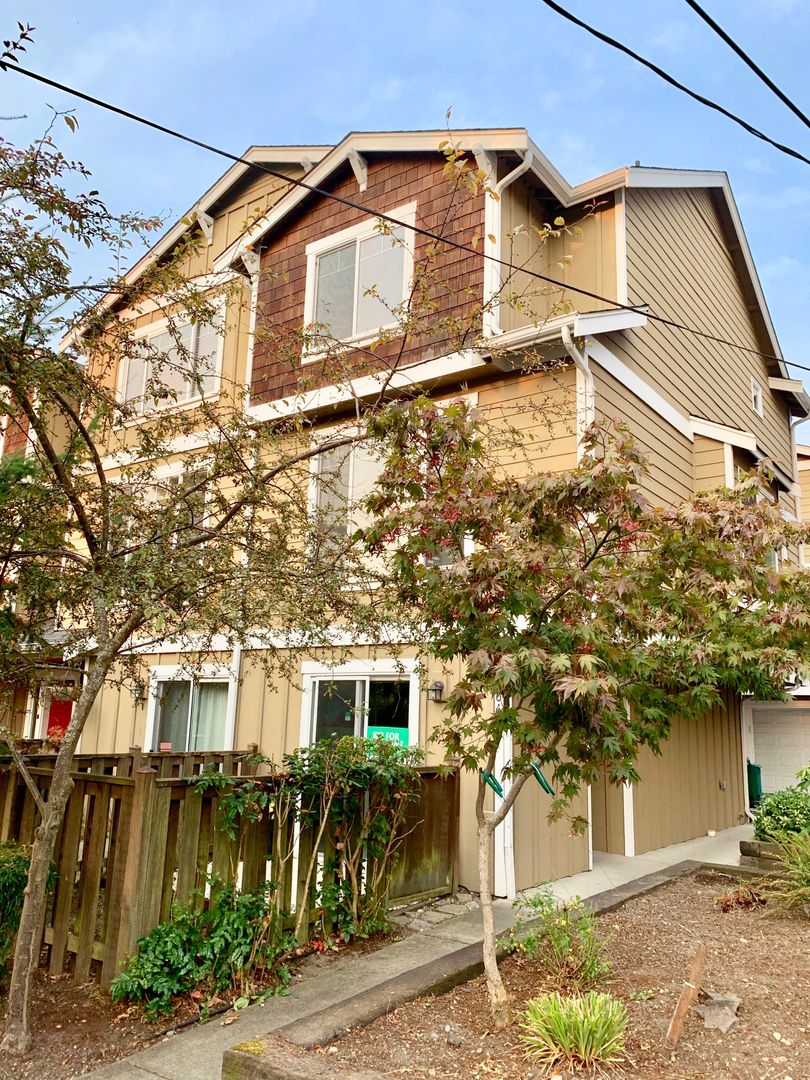 Seattle House: 12043 33rd Ave NE